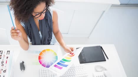 animación de una diseñadora de moda que trabaja en un estudio de moda