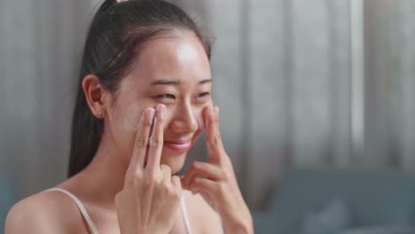얼굴 크림 을 바르는 여자