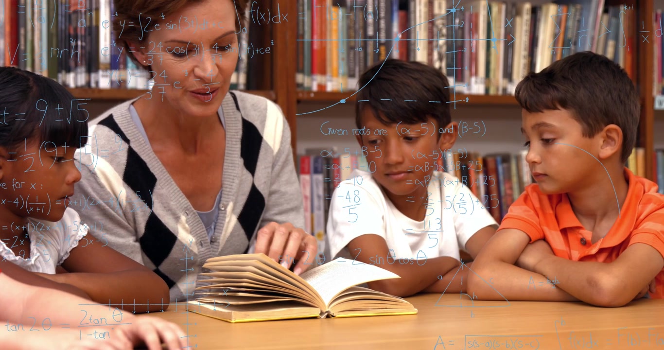 Animación de fórmulas matemáticas sobre una feliz maestra caucásica y niños diversos leyendo un libro.