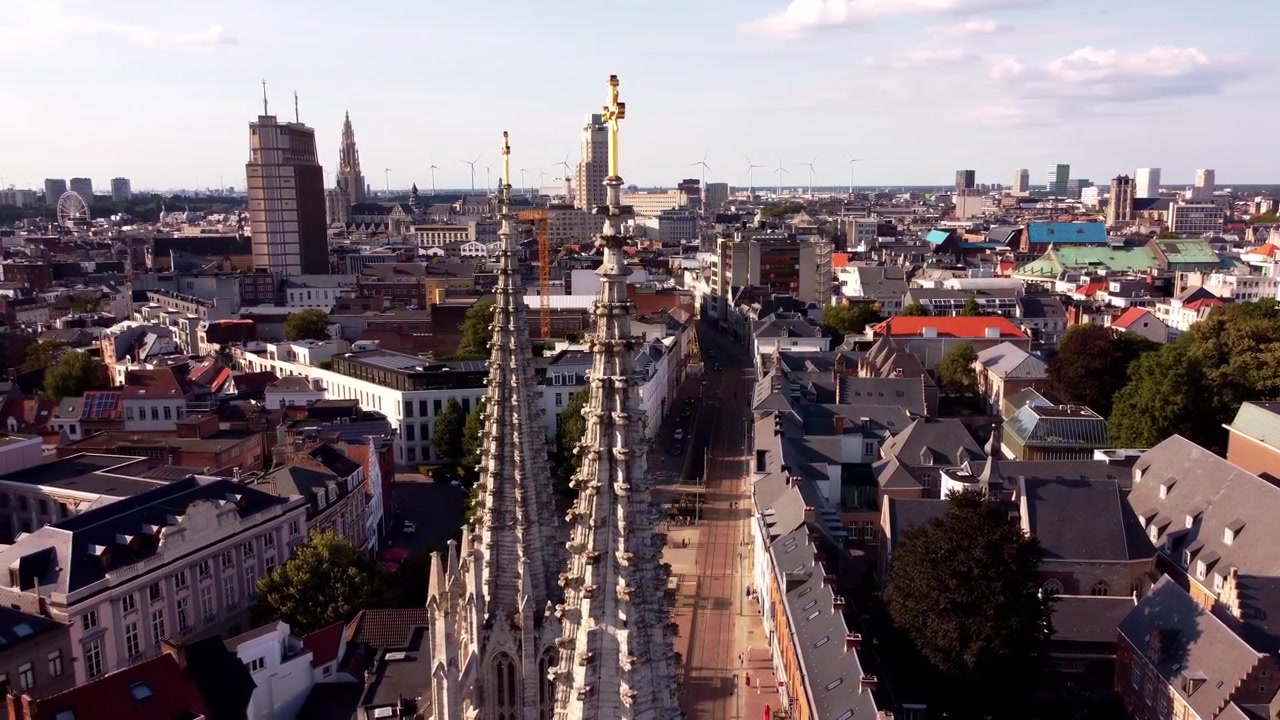 Sankt Georgs Kirke i Antwerpen er en smuk kirke på Mechelseplein. Denne kirke ser fantastisk ud, ødelagt under Den Franske Revolution, genopbygget i 1853 af Leon Suys, dens tvillingespir ser imponerende ud.