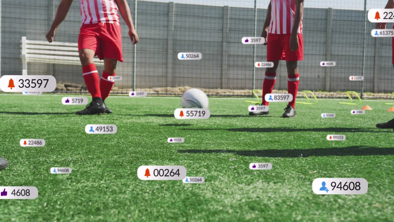 Animação de ícones de redes sociais sobre equipe diversa de jogadores de futebol masculinos praticando em campo esportivo