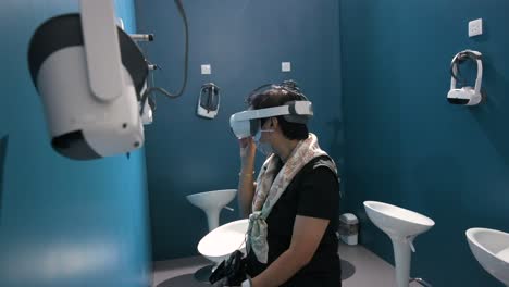 un visitante chino usa y prueba un auricular de realidad virtual para experimentar un simulador de aventura inmersivo