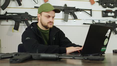 hombre detrás de un mostrador en una tienda de armas 4