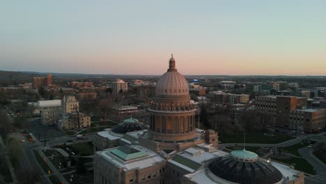 paning der drohne um die idaho state capitol während des sonnenuntergangs