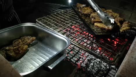 barbacoa de sabrosas chuletas de cordero siendo asadas sobre un fuego de carbón