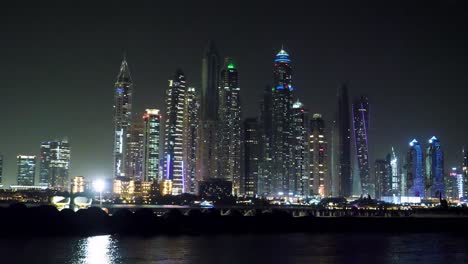 el puerto deportivo de dubai por la noche