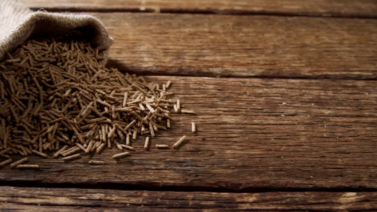 시리얼 클린 스틱이 4k 봉투에서 흘러나옵니다.