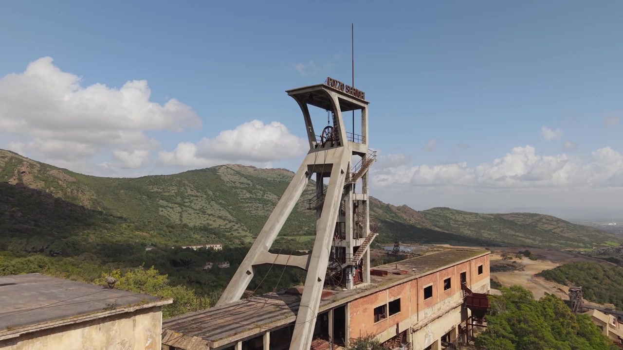 Marco icônico Pozzo Sartori do Histórico Complexo Mineiro de Montevecchio na Sardenha, Itália. Imagem de Drone Aérea.
