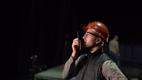 Un-Trabajador-Con-Casco-Controla-La-Radio