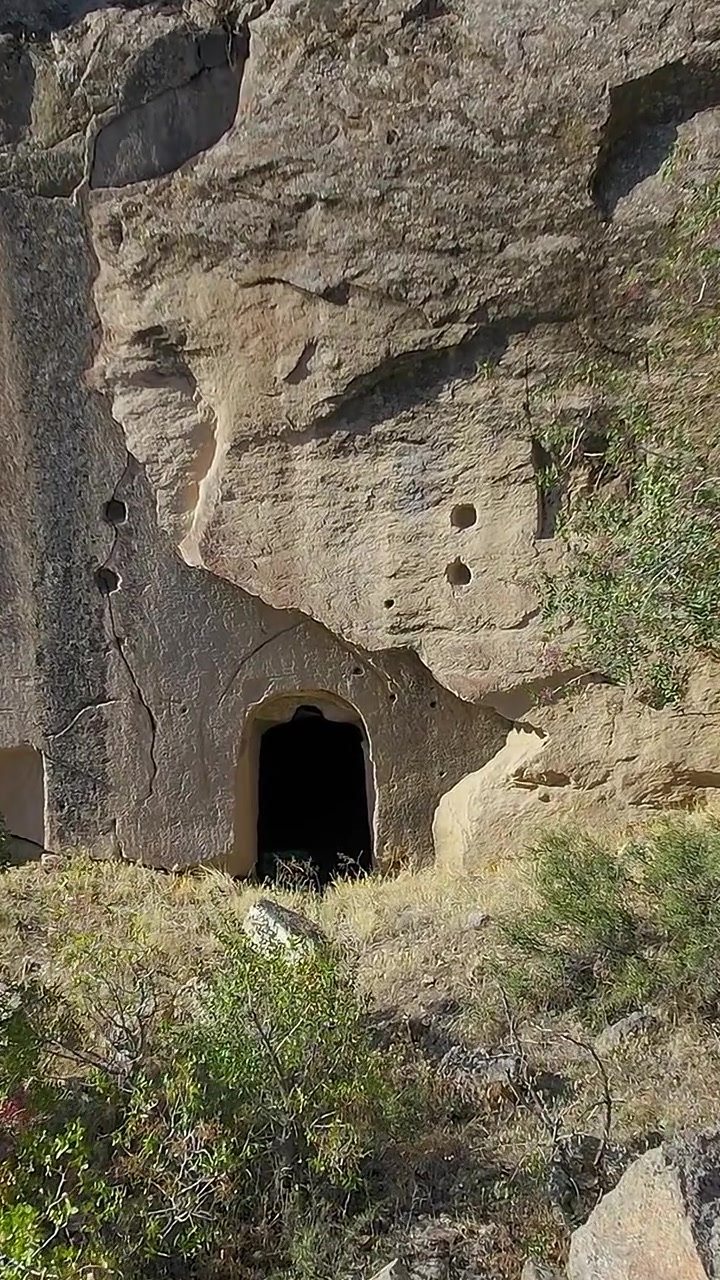 Grotte e rocce in Cappadocia mostrano l'antico paesaggio e la natura