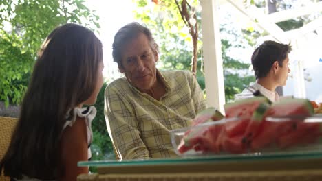 familia comiendo afuera juntos en verano