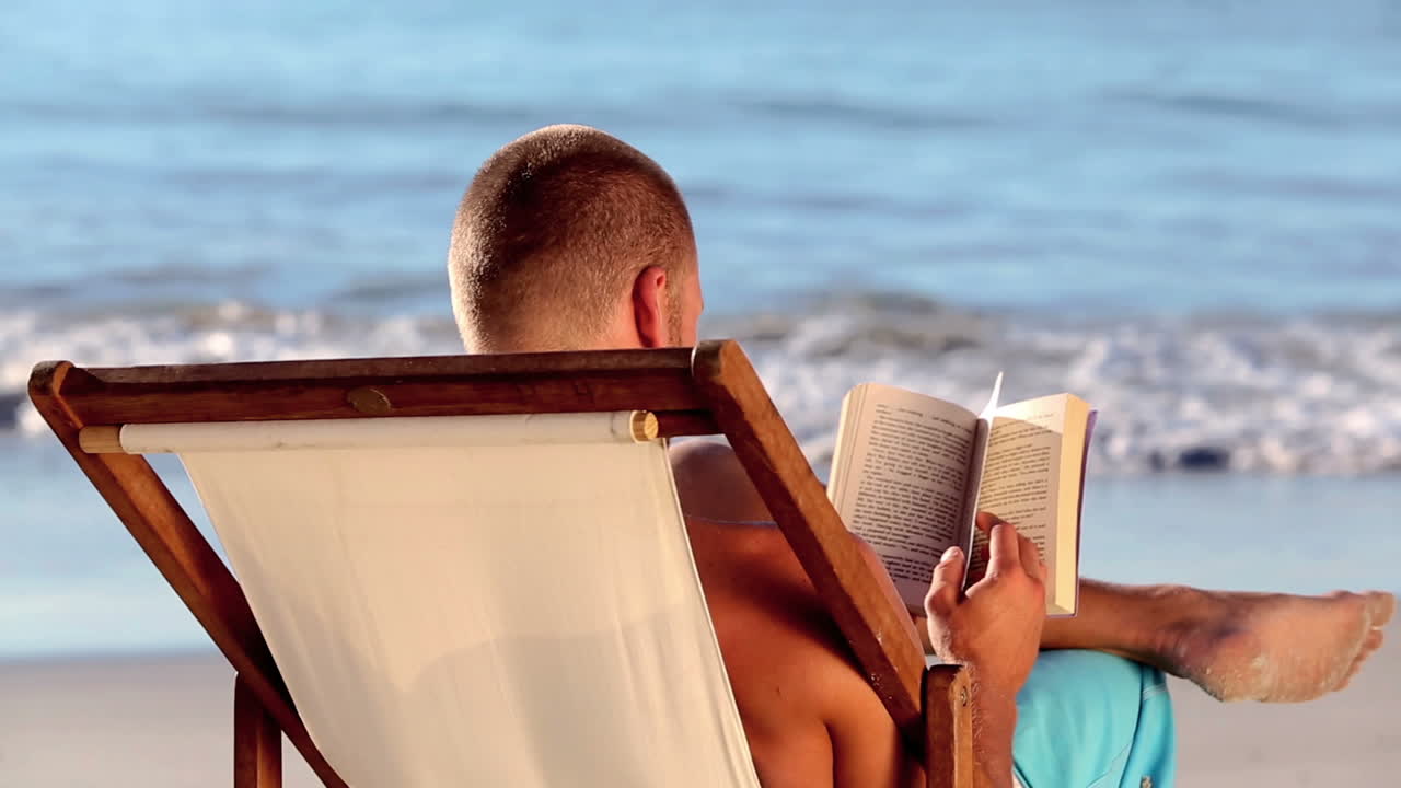 hombre leyendo en la playa