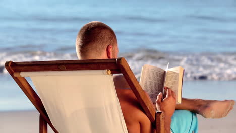 Hombre-Leyendo-En-La-Playa