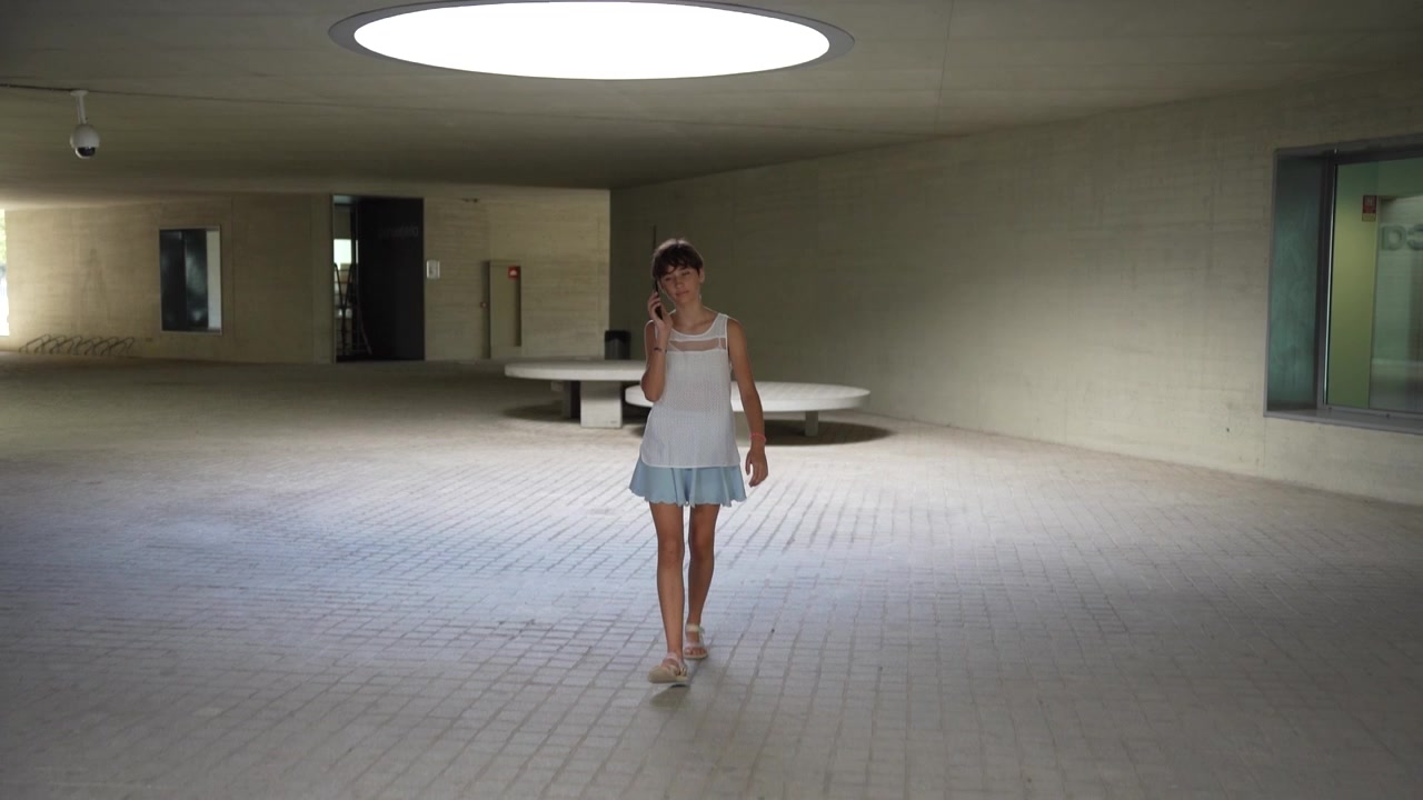 Adentrándose en el fascinante mundo de la arquitectura moderna dentro de un espacio cuidadosamente minimalista.