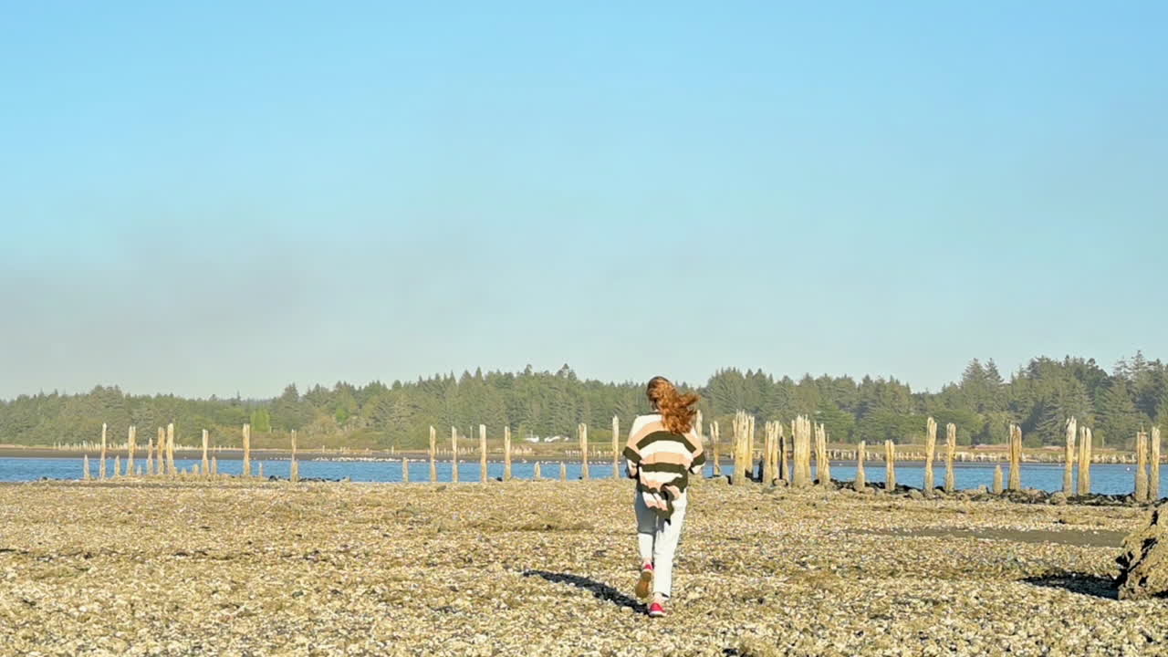 해안 느린 모에 실행 십 대 소녀