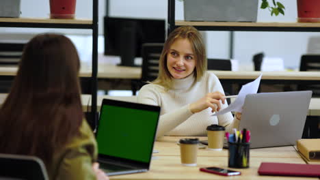 compañeros de trabajo hablando en la oficina