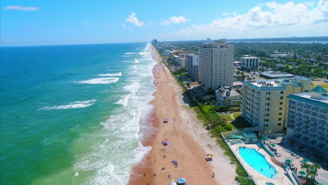 Drohnenflug-Entlang-Der-Küste-Von-Daytona-Beach