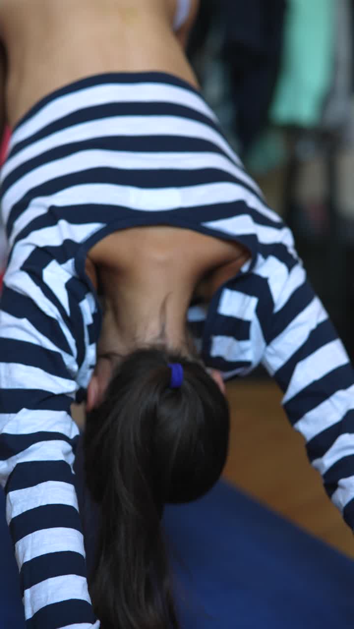 아래로 향 한 개 요가 자세 를 연습 하는 여자