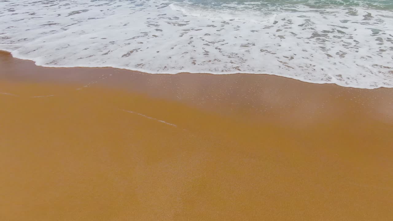 아름다운 해변에서 바다의 파도,  모래 해변과 물 표면 질감, 거품 파도.