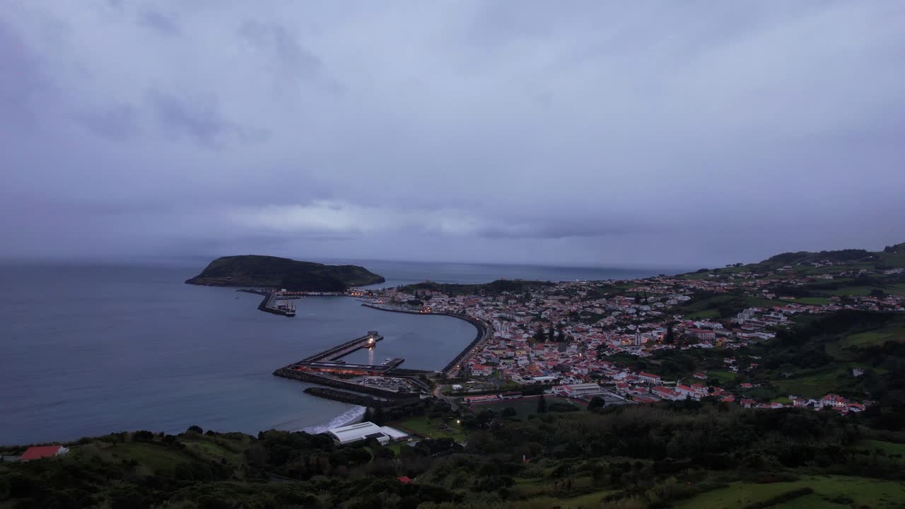 imágenes aéreas del anochecer en horta, mostrando la ciudad y su antiguo volcán monte da guia