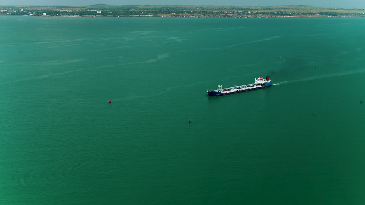 танкер в океане