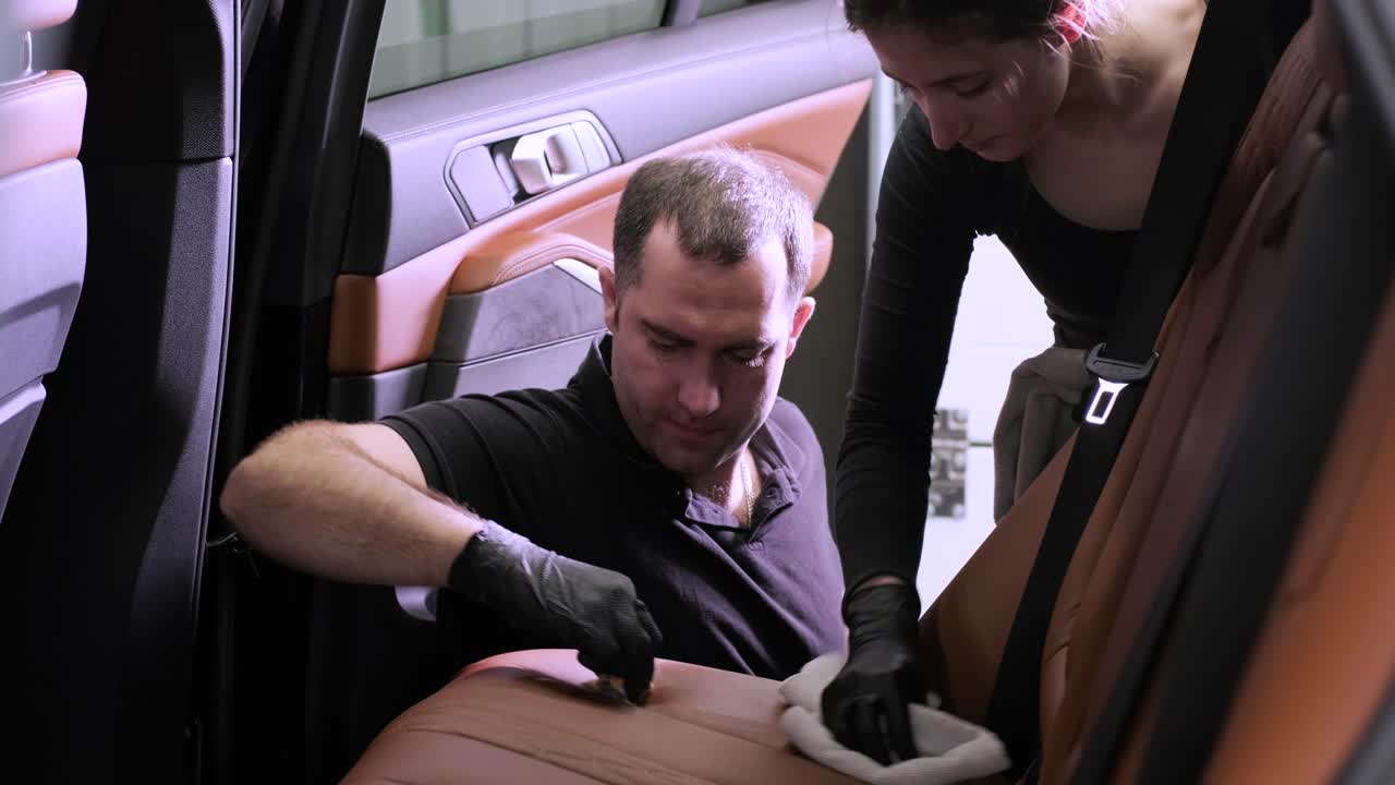 자동차의 가죽 인테리어에 세라 코팅을 적용하여 보호 및 외관을 향상시키는 과정.