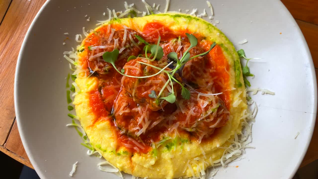 크림 같은 폴렌타, 마이크로그린, 치즈를 곁들인 맛있는 미트볼, 접시에 맛있는 음식, 점심 저녁, 4k 샷