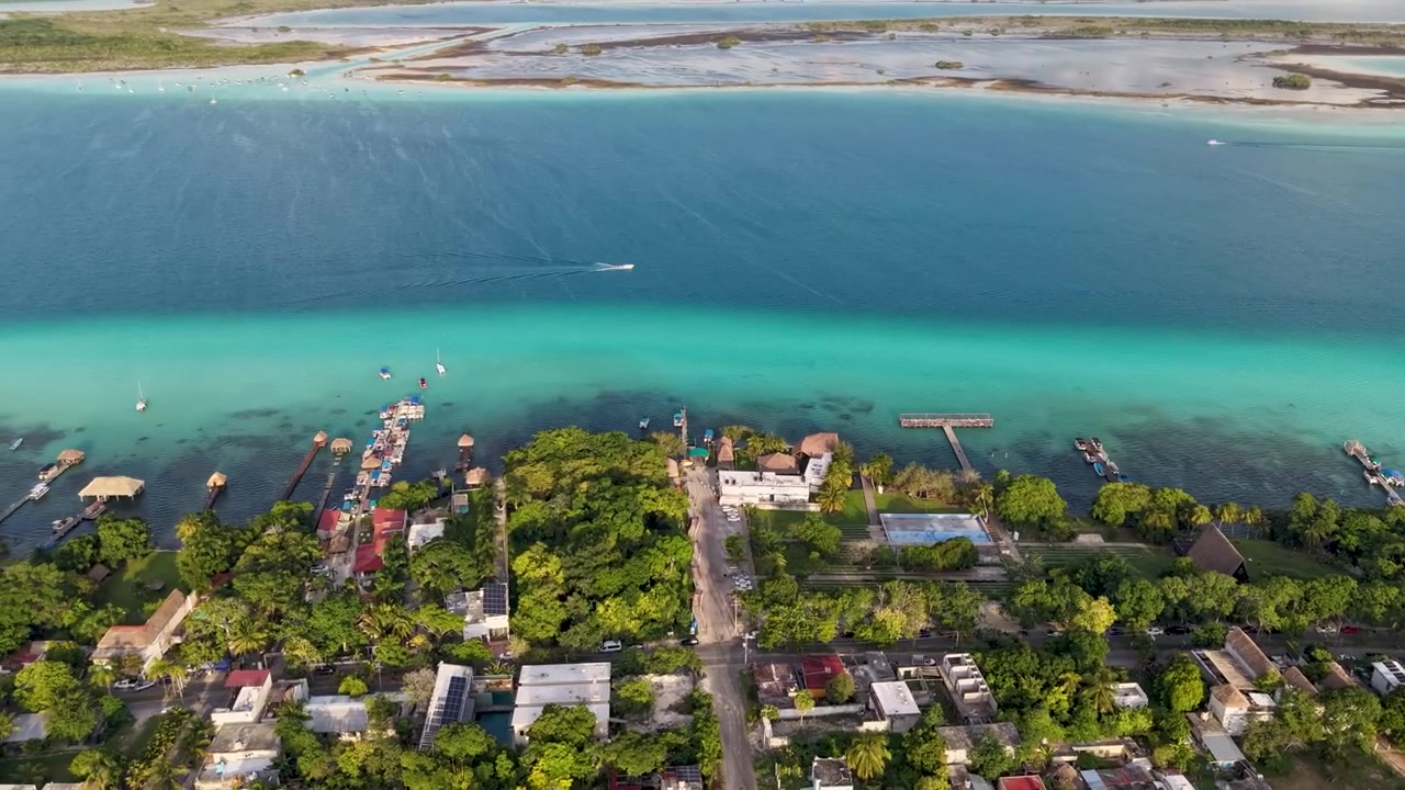 Dynaaminen drone-hyperlapse Bacalar-laguunin yli, Meksiko