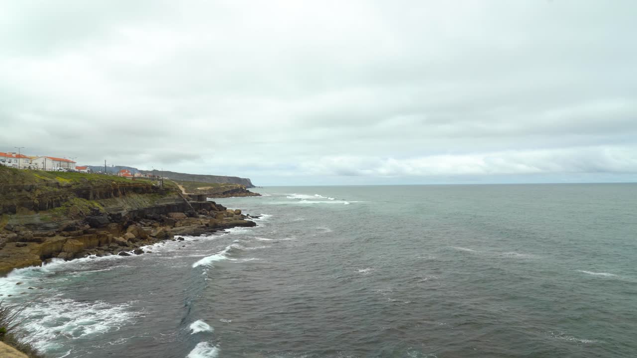 vista panorámica del océano atlántico norte en un día nublado y ventoso de primavera en portugal