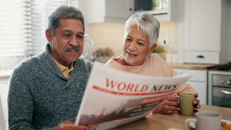 pareja de mayores, lectura y periódico en el hogar