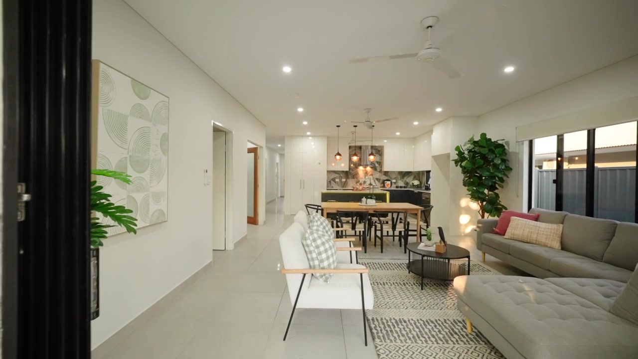Esterno di una casa moderna e contemporanea con design elegante, dintorni paesaggistici e area salotto esterna.
