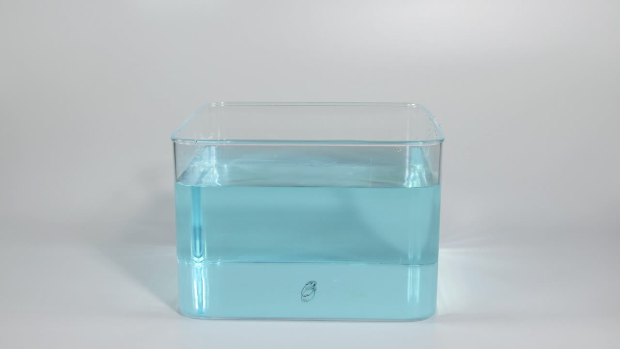 dejar caer un objeto metálico en un tanque lleno de agua