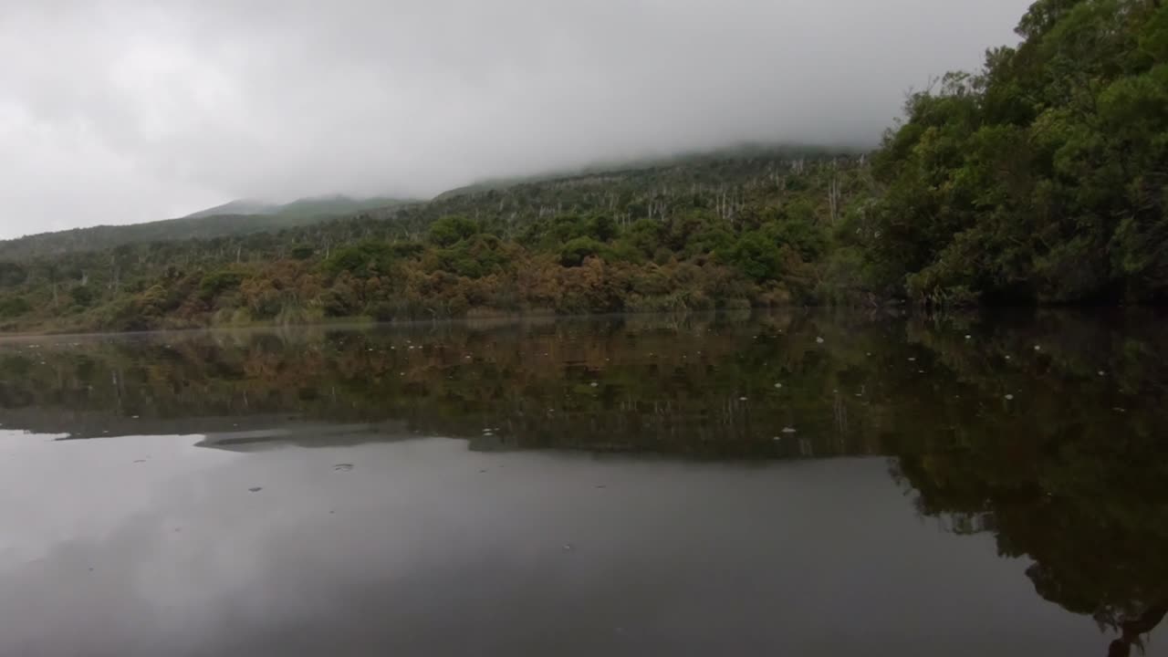 calma en movimiento reflejando agua en un día nublado