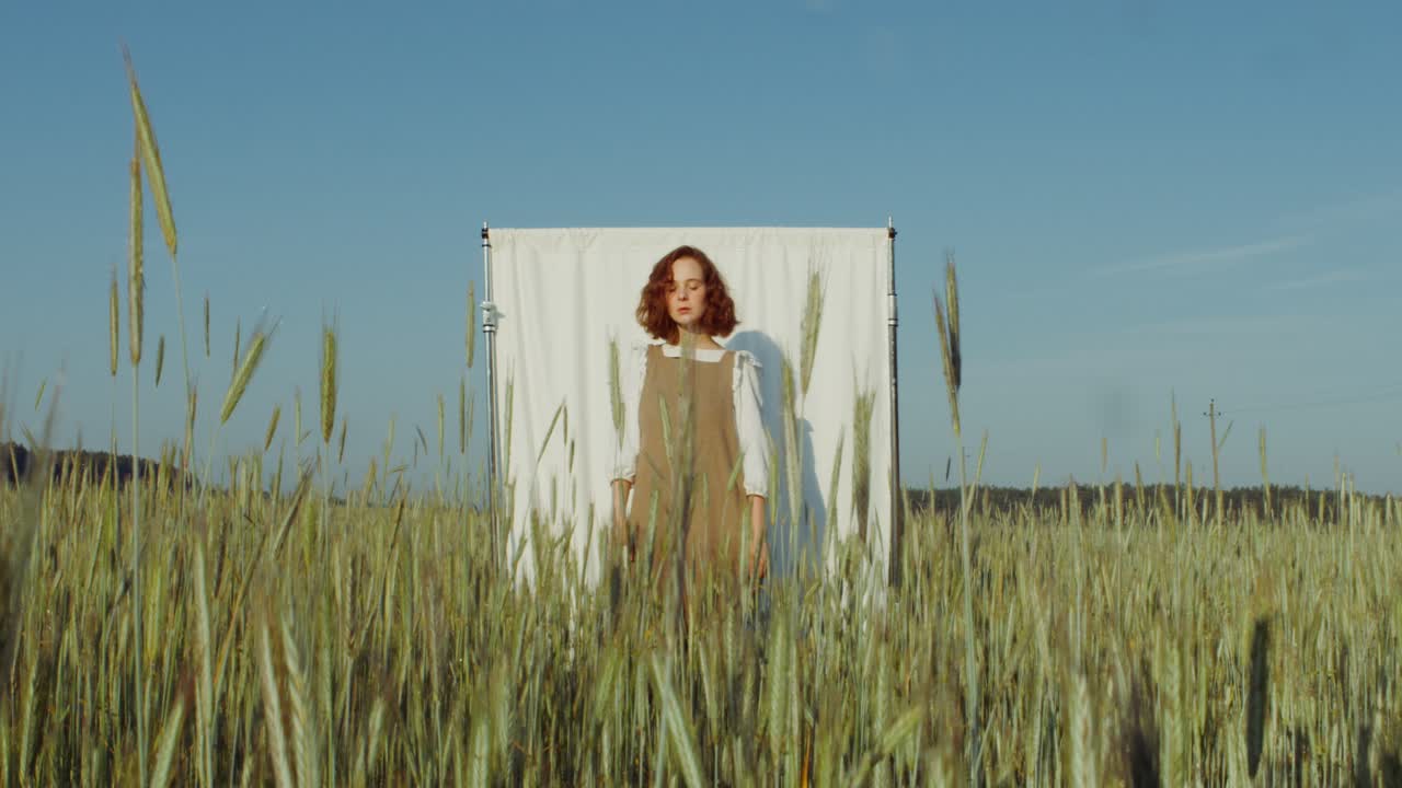 ⁇  에 있는 여자