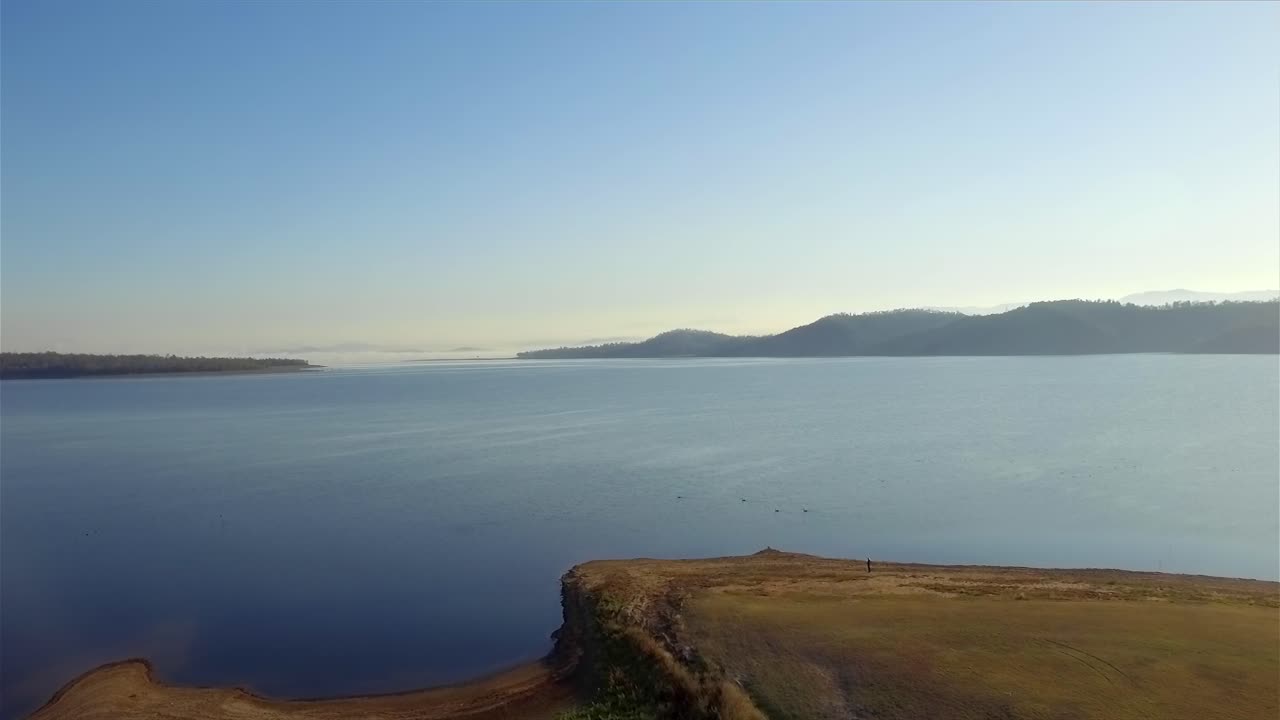호주 퀸즐랜드의 아름답고 맑은 겨울 아침 위벤호 호수의 공중 촬영