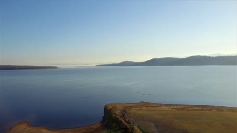 Toma-Aérea-Ascendente-Del-Lago-Wivenhoe-En-Una-Hermosa-Y-Clara-Mañana-De-Invierno-En-Queensland,-Australia