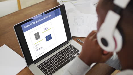 mujer con auriculares en el escritorio, certificado de vacunación contra la covid con código qr y bandera de la ue en la pantalla del portátil