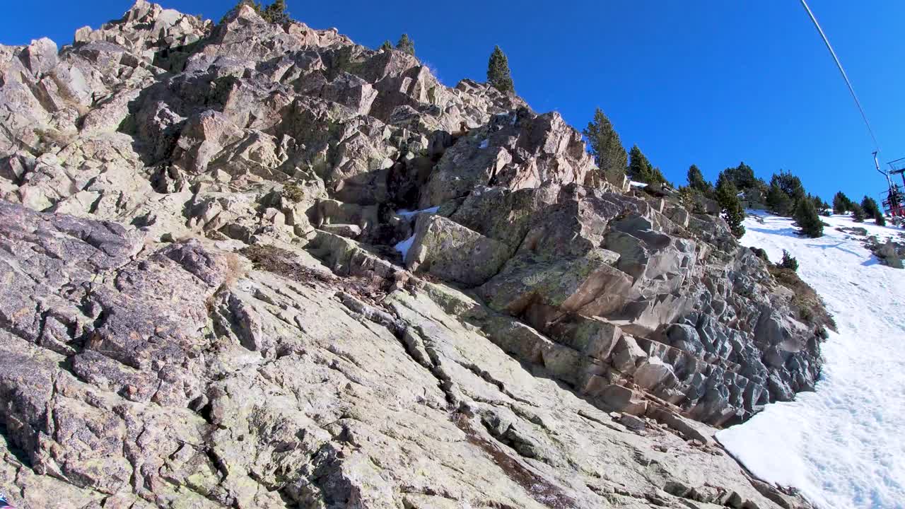 스키 리조트에서 산 위로 체어리프트에서 바위가 많은 눈 산의 아름다운 전망