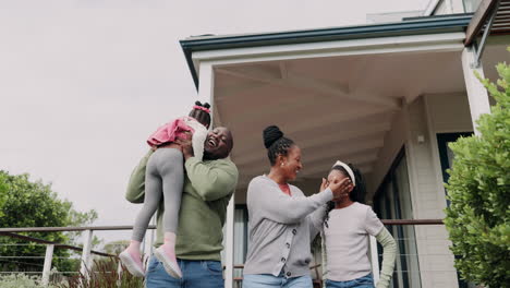 feliz, en casa y una familia negra en un jardín