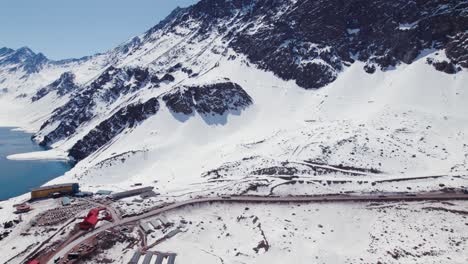 montañas de los andes cubiertas de nieve en la estación de esquí de portillo, chile, sudamérica