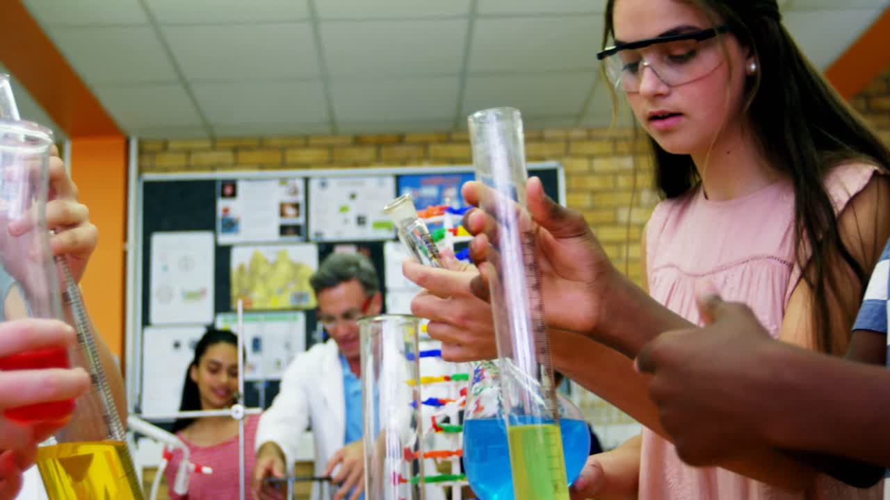 estudiantes experimentando en el laboratorio 4k