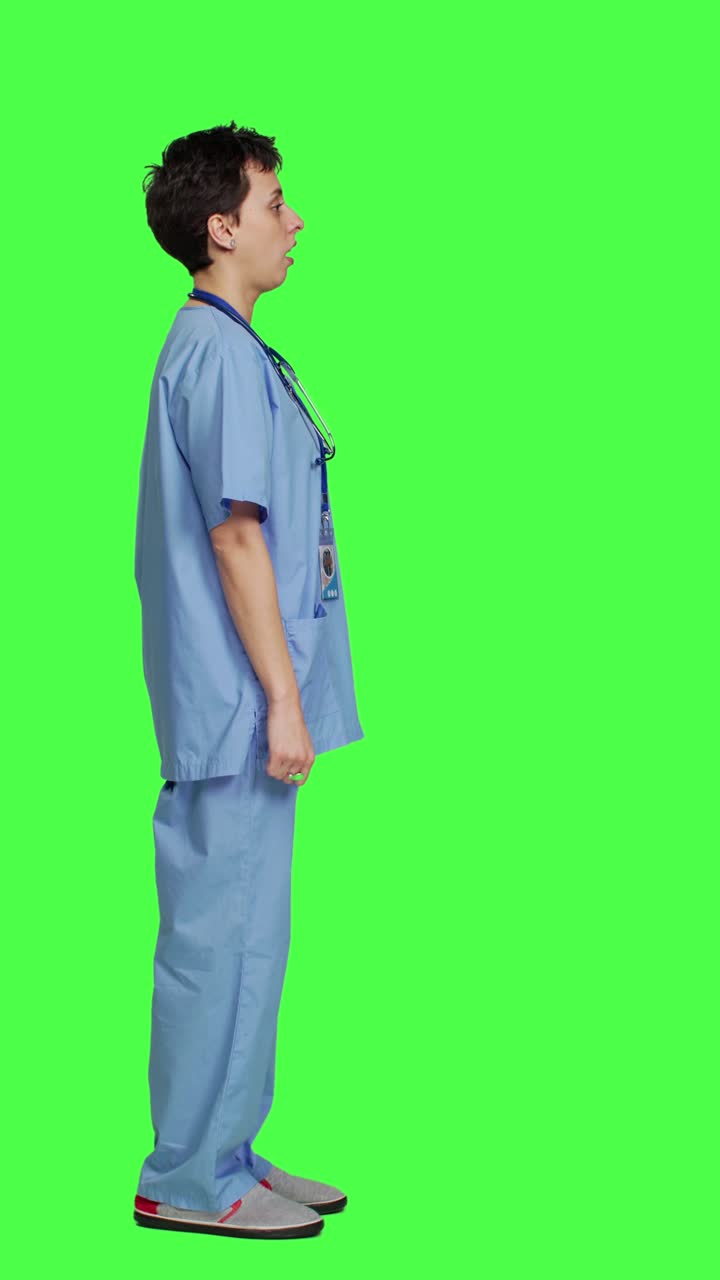 Profilo Infermiera allegra che fa il segno del pollice in su su sfondo verde
