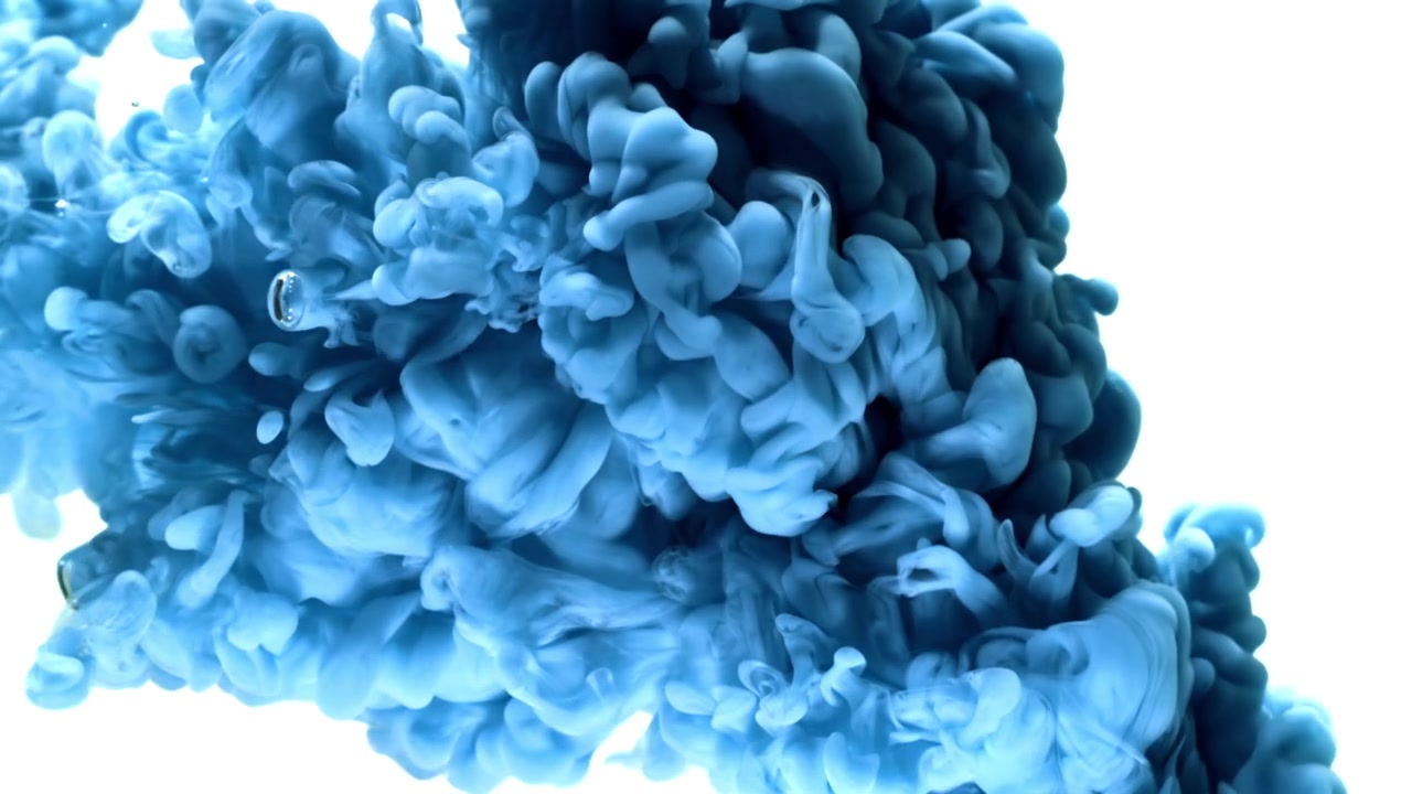 Inchiostro blu che si diffonde nell'acqua al rallentatore su sfondo bianco