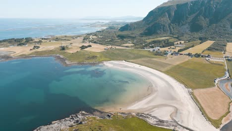 hermosa playa también conocida como "el camino en el océano" en noruega