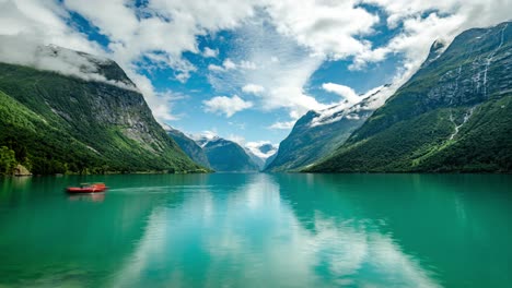 Timelapse-Hermosa-Naturaleza-Noruega-Paisaje-Natural-Lago-Lovatnet-Valle-Lodal.