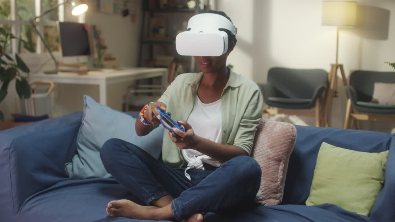 Donna che gioca a giochi VR su un divano a casa