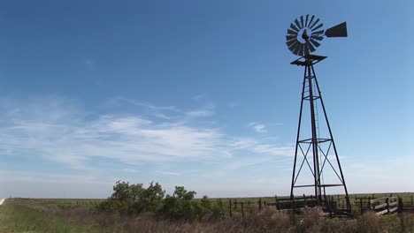 Mittlere-Einstellung-Einer-Windmühle,-Die-Sich-Im-Wind-Dreht