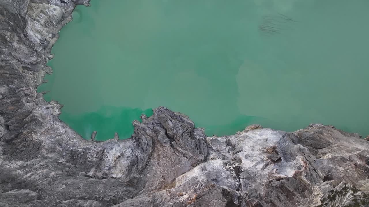 이젠 화산 크레이터 호수 드론은 크레이터 가장자리를 드러니다. 아름다운 자연 풍경, 인도네시아.