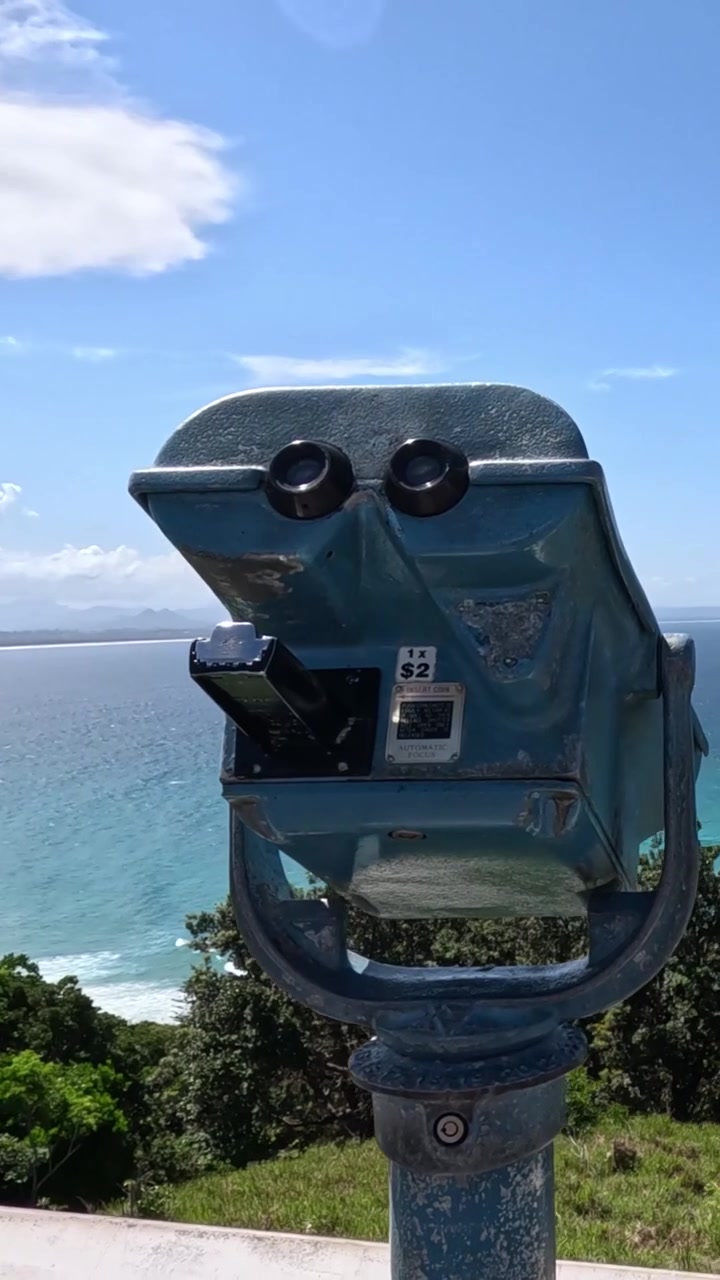 Binocolo fisso che si affaccia su un vivace paesaggio costiero