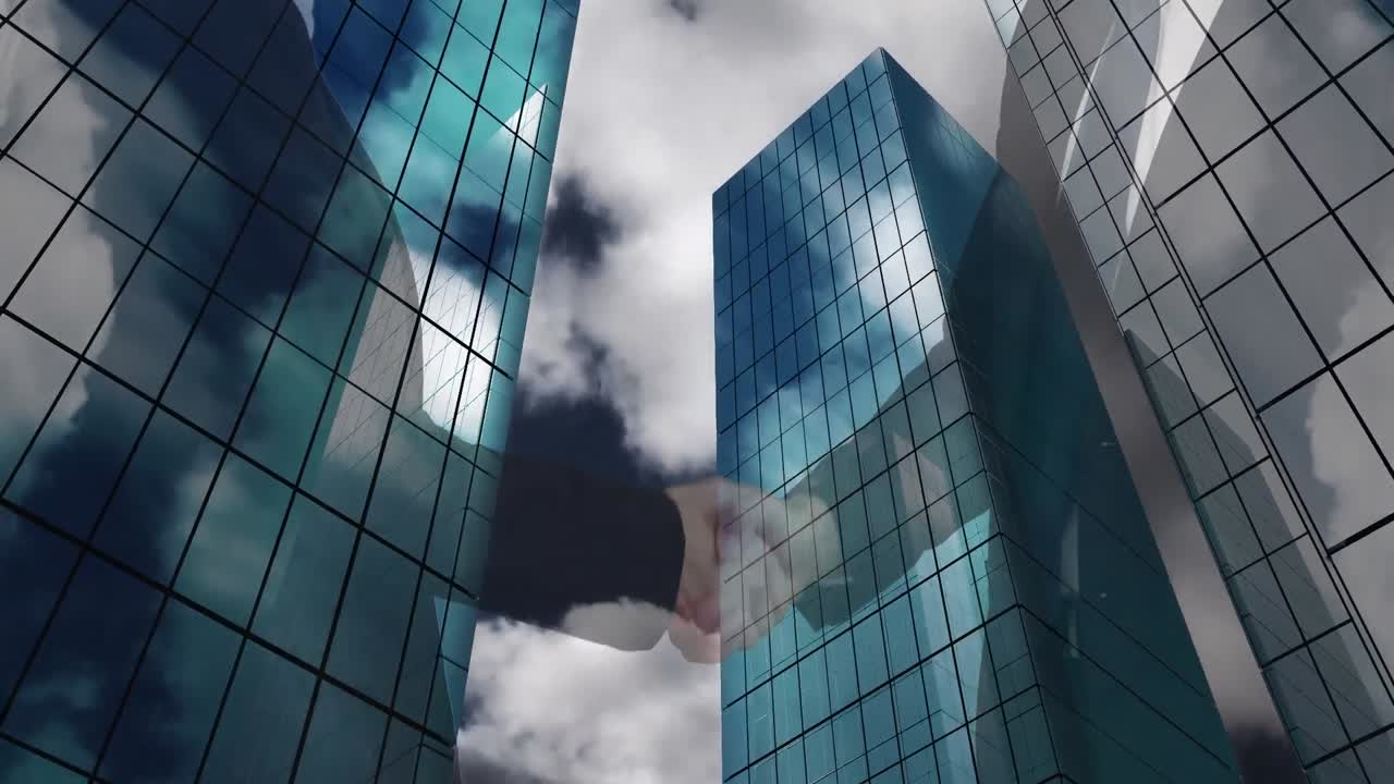 A meio corpo de empresário e empresária apertando as mãos com prédios altos ao fundo.